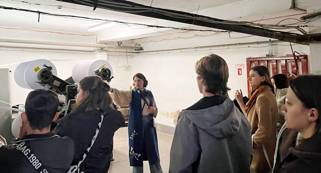 Студенти знайомляться з поліграфічним обладнанням